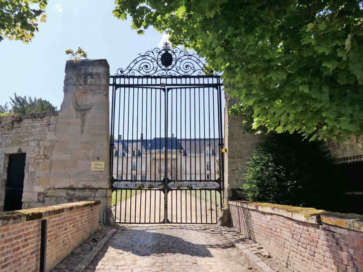 Le portail du château - Monchy-Humières