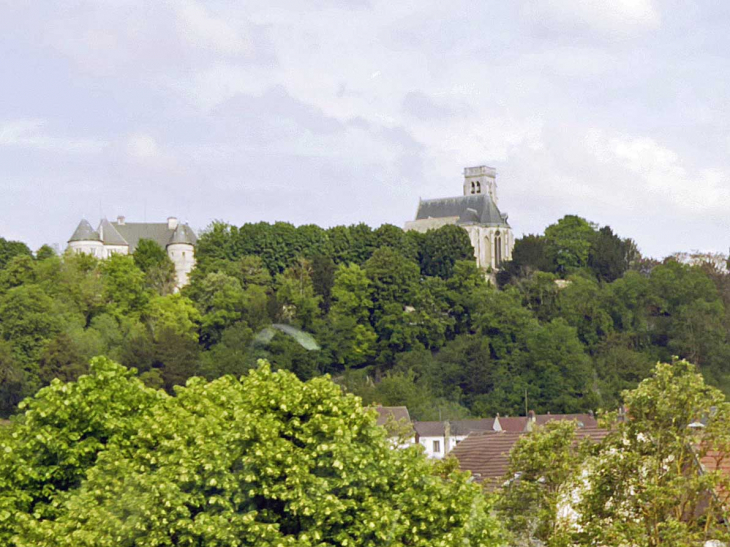 Le château et la collégiale sur le plateau dominant la ville - Montataire