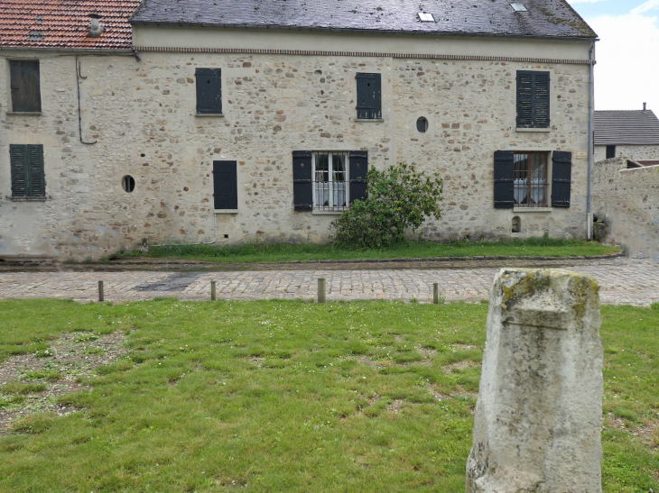 Borne de 1543 en face d'une maison rue du Four - Montépilloy