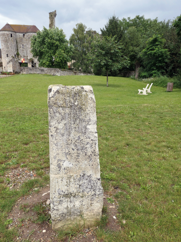 Place du château : borne dimière de 1543  - Montépilloy