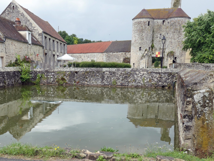 Place du château : l'abreuvoir - Montépilloy