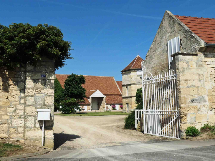 Pigeonnier dans une cour de ferme - Montmartin