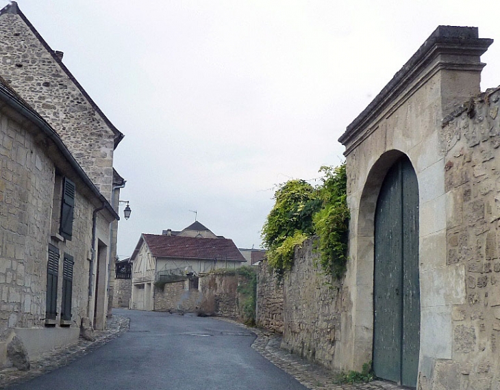 Une rue du village - Morienval