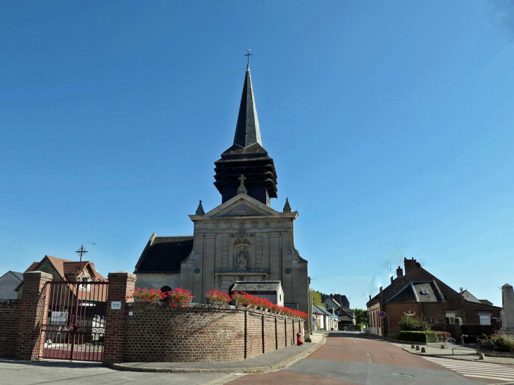 L'église dans le village - Morlincourt