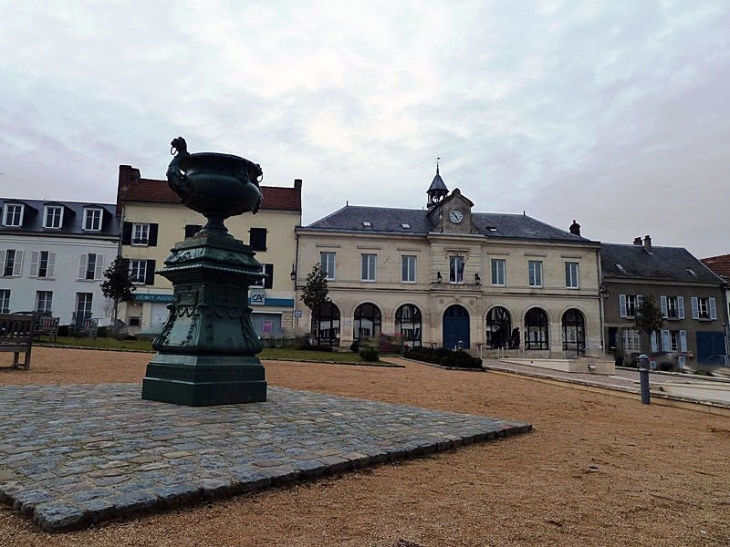 La place de la mairie - Nanteuil-le-Haudouin