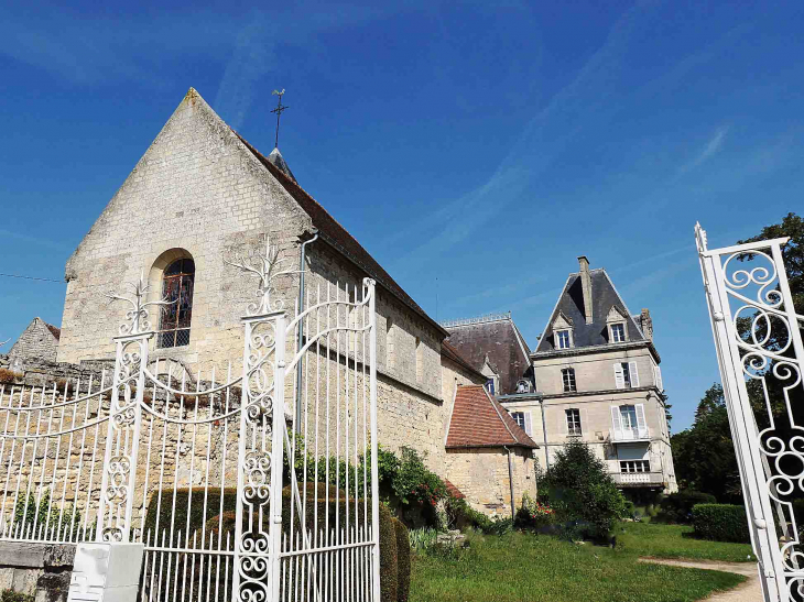 Le château derrière l'église - Neufvy-sur-Aronde