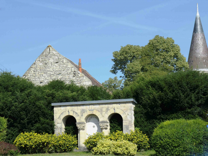 Le monument aux morts devant le château - Neufvy-sur-Aronde