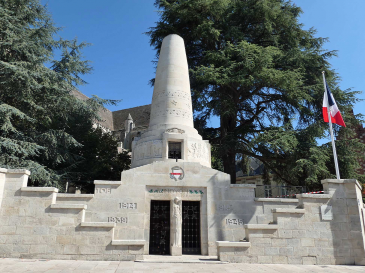 Le monument aux morts - Noyon