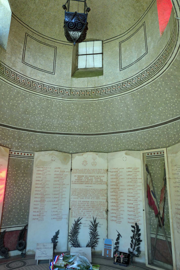 La chapelle sous le monument aux morts - Noyon