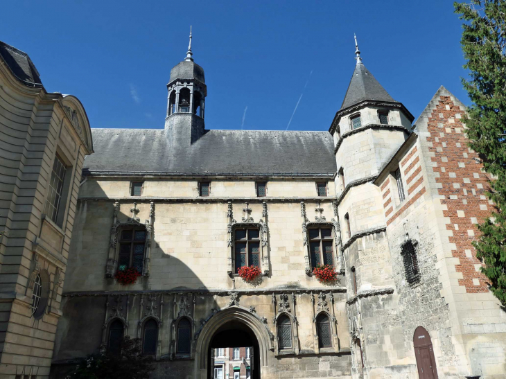 L'arrière de l'Hôtel de ville - Noyon