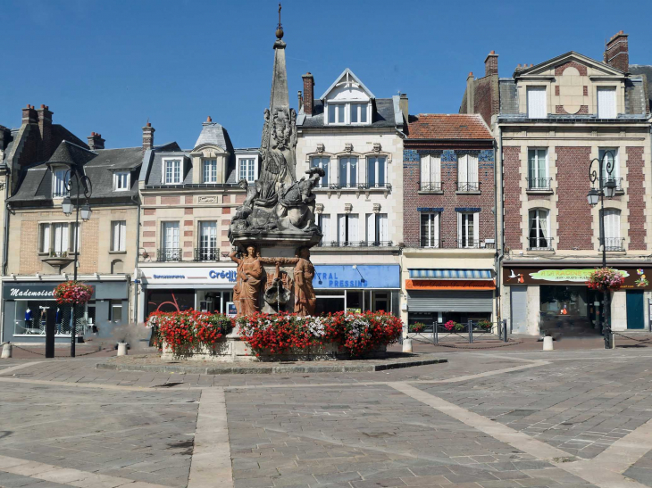 La place de l'Hôtel de Ville - Noyon