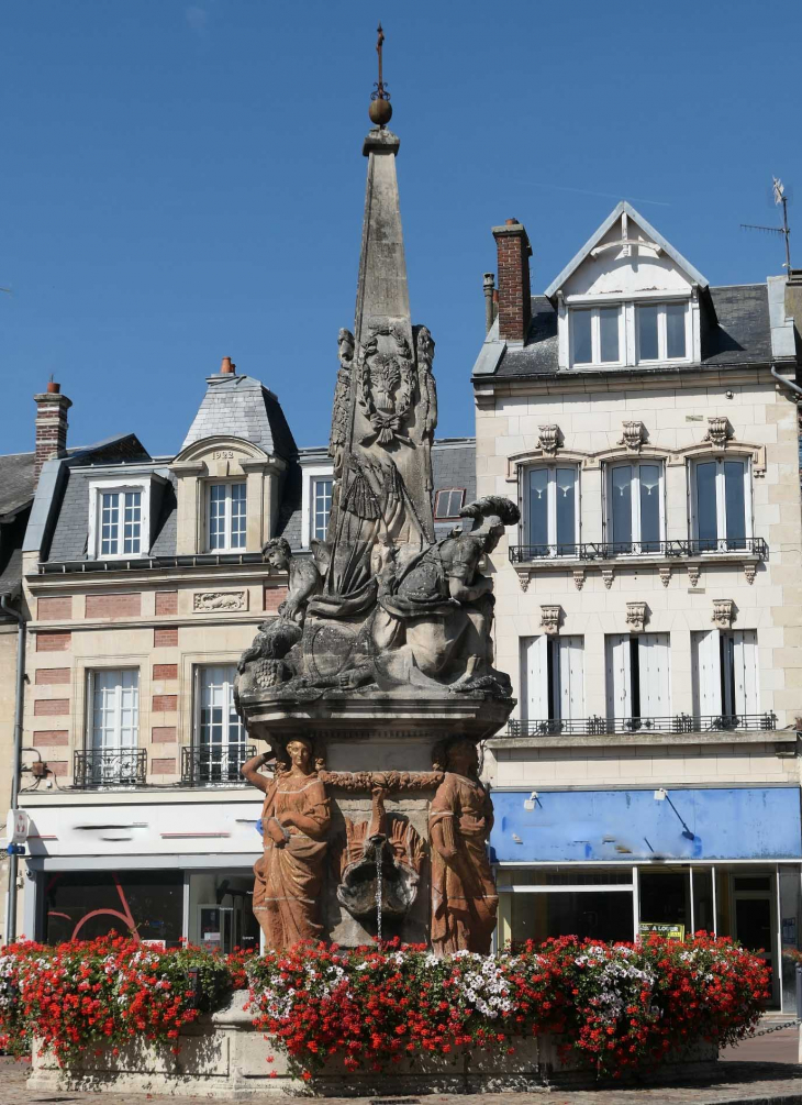 La place de l'Hôtel de Ville - Noyon