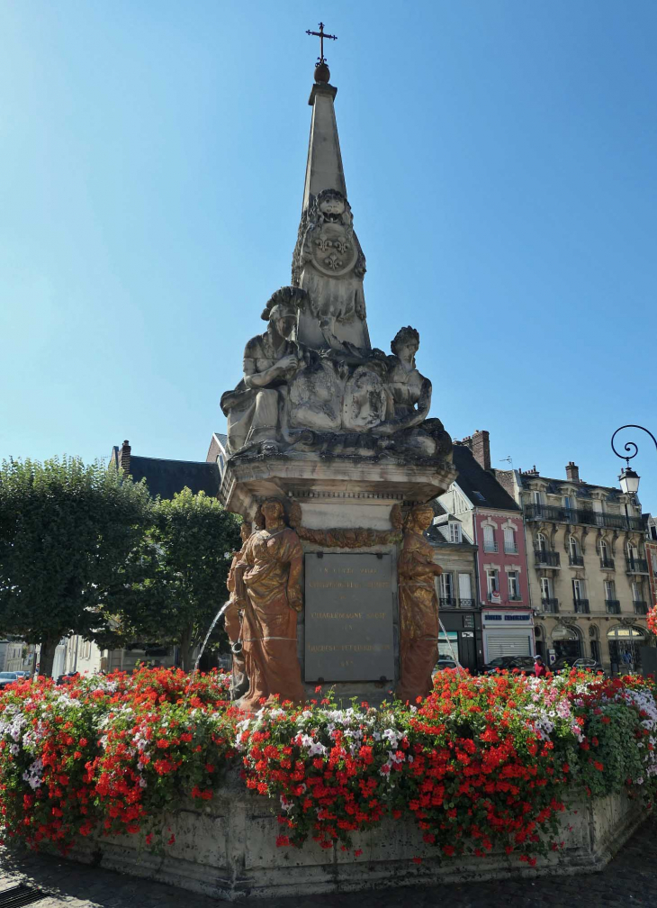 Place de l'Hôtel de ville : la fontaine - Noyon