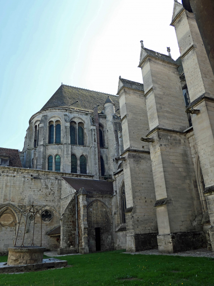 Cathédrale  Notre Dame :le cloître sur le côté Sud - Noyon