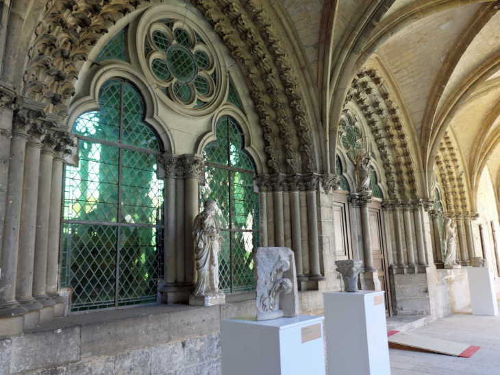 Cathédrale  Notre Dame :le cloître sur le côté Sud - Noyon