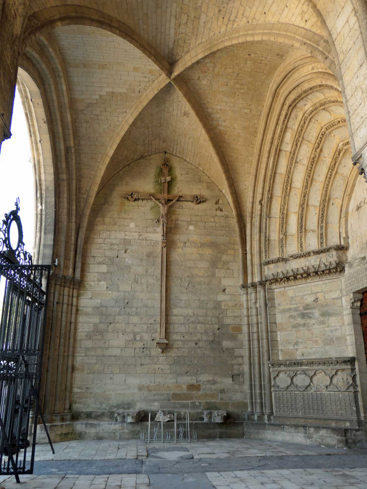 Cathédrale Notre Dame : sous le porche Ouest - Noyon