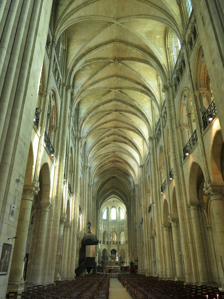 Cathédrale Notre Dame : la nef - Noyon