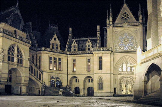 Cette cour superbe accueille chaque année un festival de théâtre - Pierrefonds