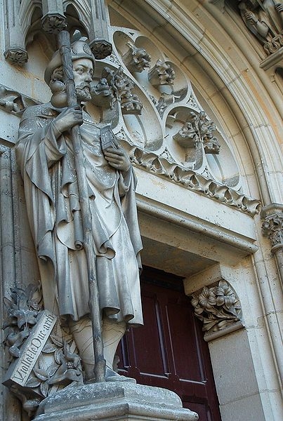 Viollet de Duc en pélerin de Saint Jacques de Compostelle devant l'entrée de la chapelle. - Pierrefonds