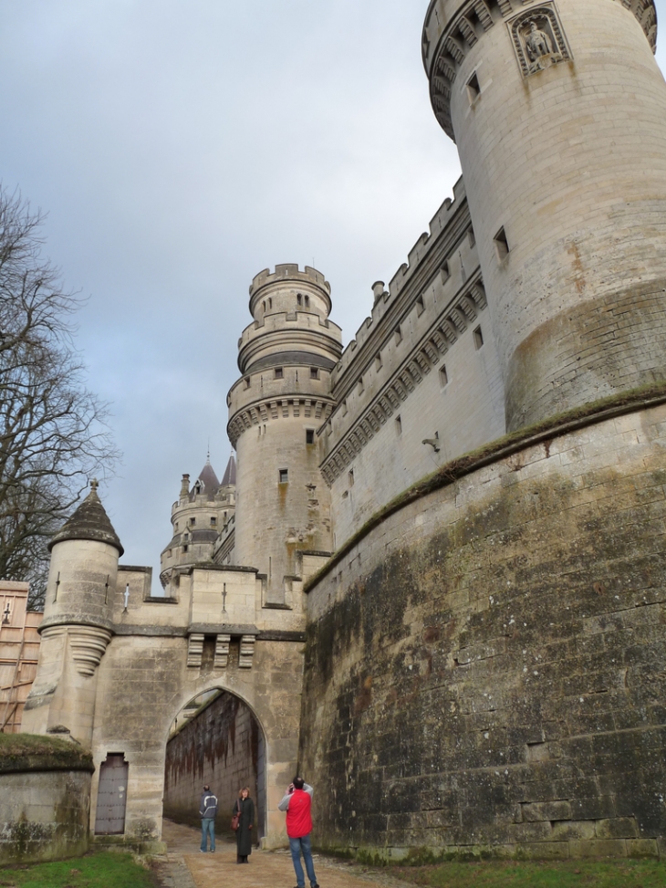 Remparts doubles, meurtriéres,échauguettes et mâchicoulis couvrent les chemmins de ronde et les huit tours du château - Pierrefonds