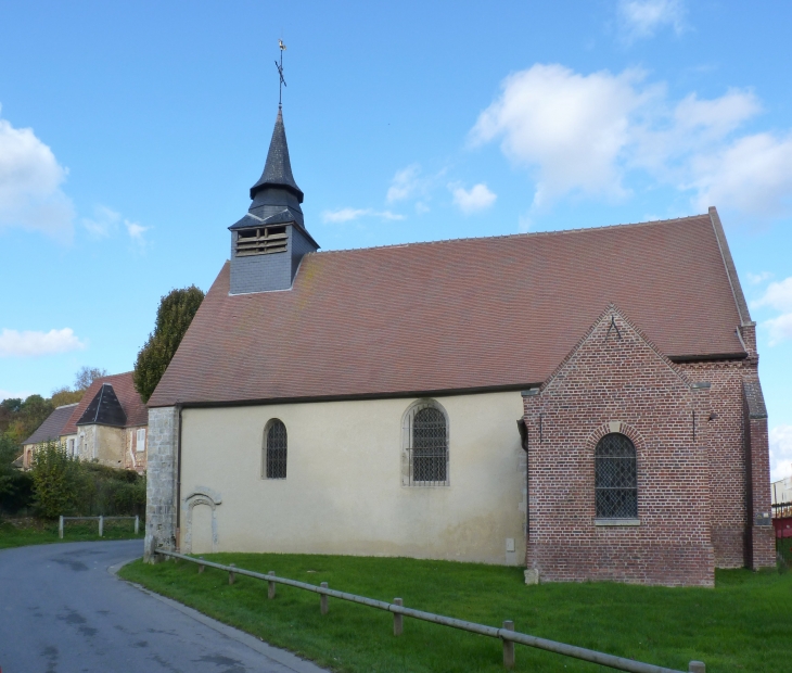 Eglise Saint-Lucien. Plusieurs Seigneurs et Dames de Pouilly ont leur sépulture dans le choeur.