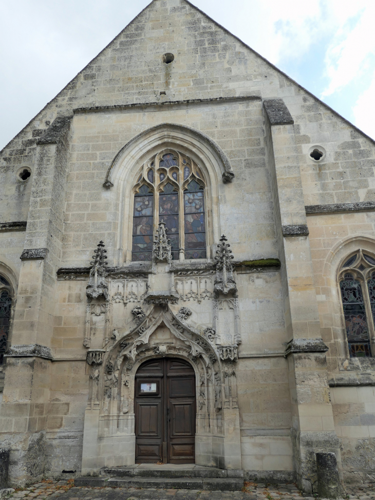 L'entrée de l'église Saint Nicolas - Raray