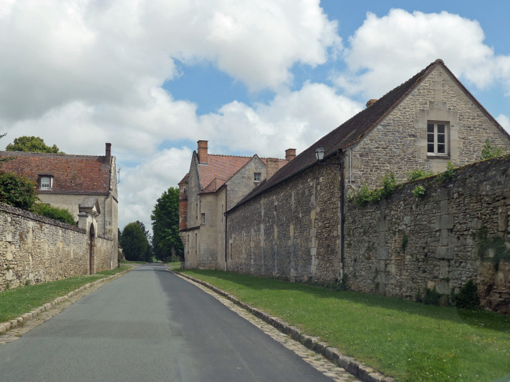 Une rue du village - Raray