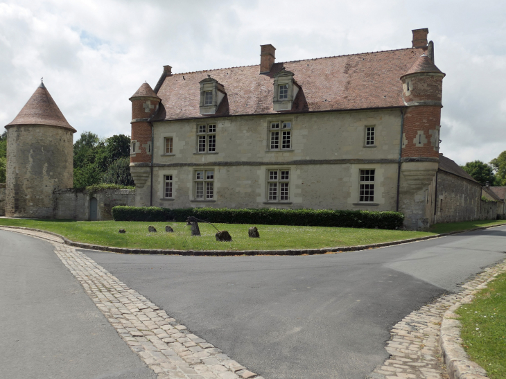 Le manoir de la ferme du château et le pigeonnier - Raray