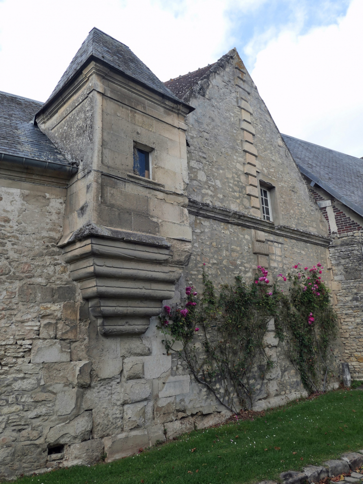 Le mur pignon des écuries avec échauguette - Raray