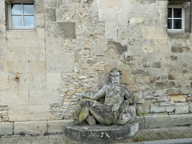 Le mur clôture du chateau - Raray