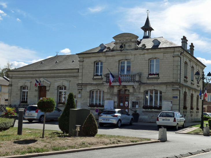 La place de la mairie - Ressons-sur-Matz