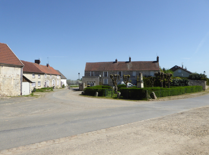 Dans le village - Rosières