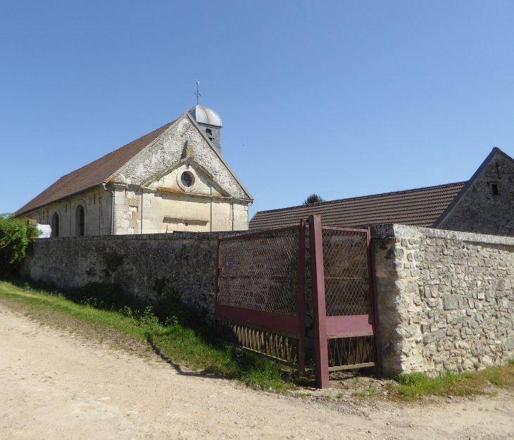 L'église dans une cour - Rosières