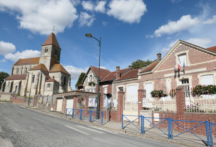 La rue en montée de la mairie à l'église - Roye-sur-Matz