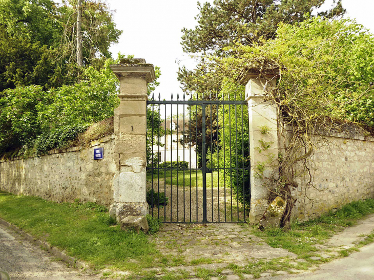 L'entrée du château - Sacy-le-Petit