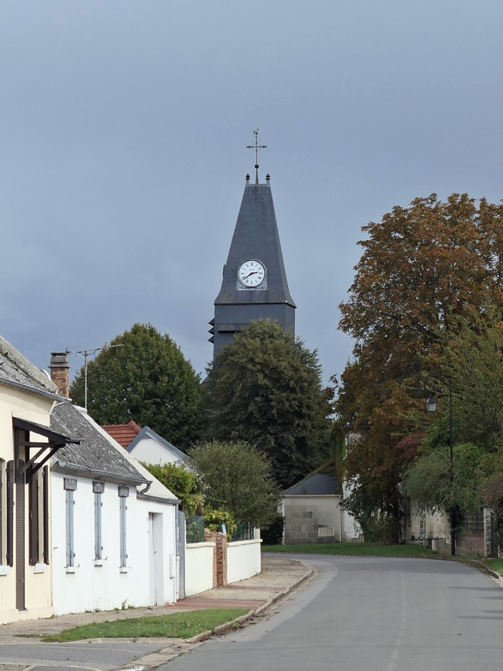 L'église dans le village - Sains-Morainvillers