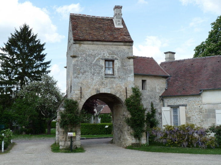 Vieille porte de la ferme abbaye - Saint-Jean-aux-Bois