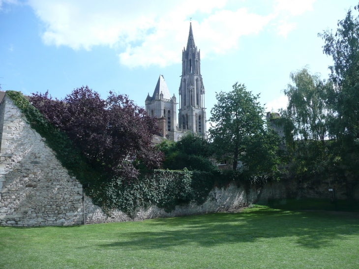 LA CATHEDRALE DEPUIS LE JARDIN DU ROY - Senlis