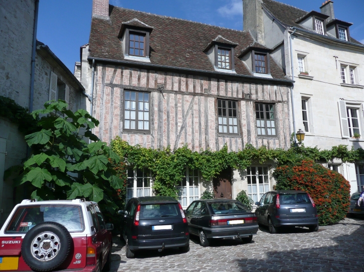  - Senlis