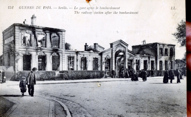 Guerre de 1914 - La Gare après le Bombardement (carte postale ancienne 1915). - Senlis