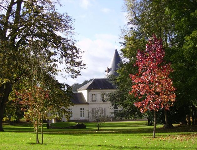 La mairie vue du parc - Trie-Château