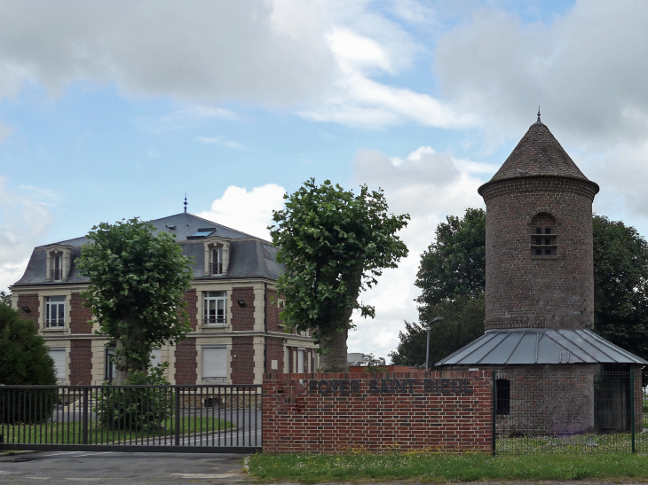 La propriété Saint Rieul et son colombier - Trumilly