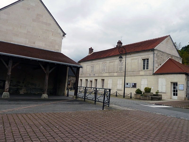 La mairie et la halle - Vauciennes