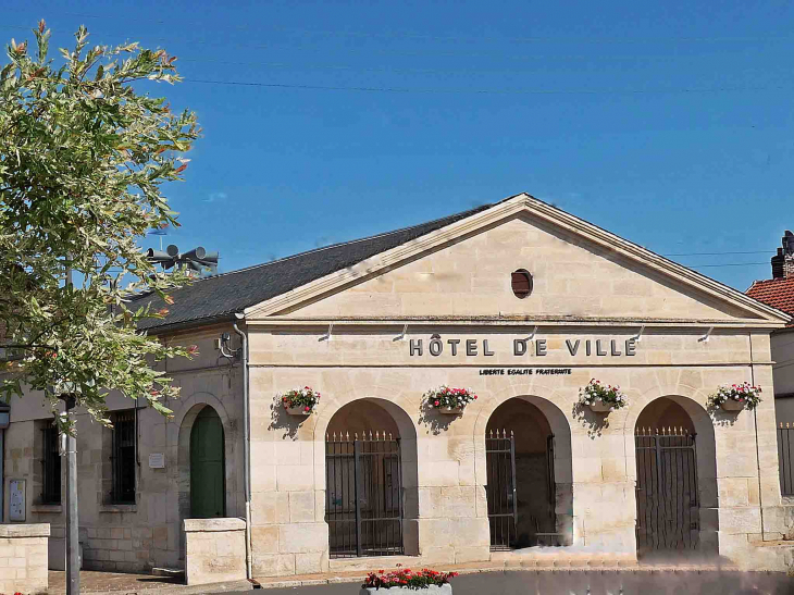 La mairie dans l'ancienne halle - Verneuil-en-Halatte