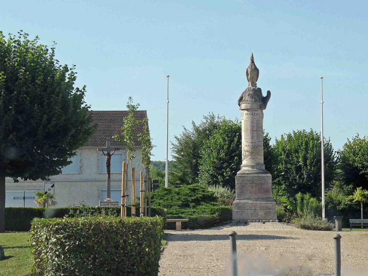 Le monument aux morts - Verneuil-en-Halatte