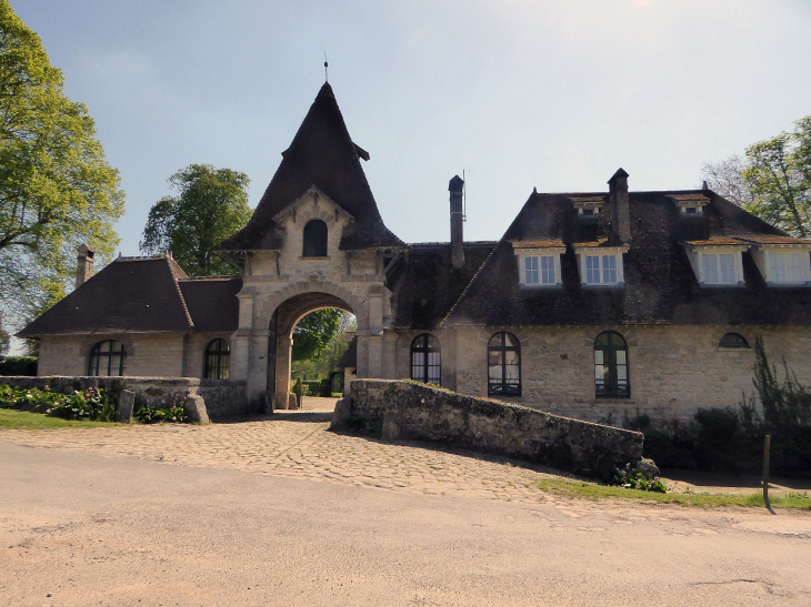 Droizelles : l'entrée du jardin remarquable du manoir - Versigny