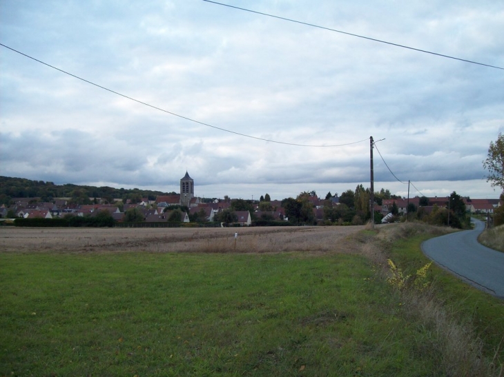 Village vu par la route de Raray - Villeneuve-sur-Verberie