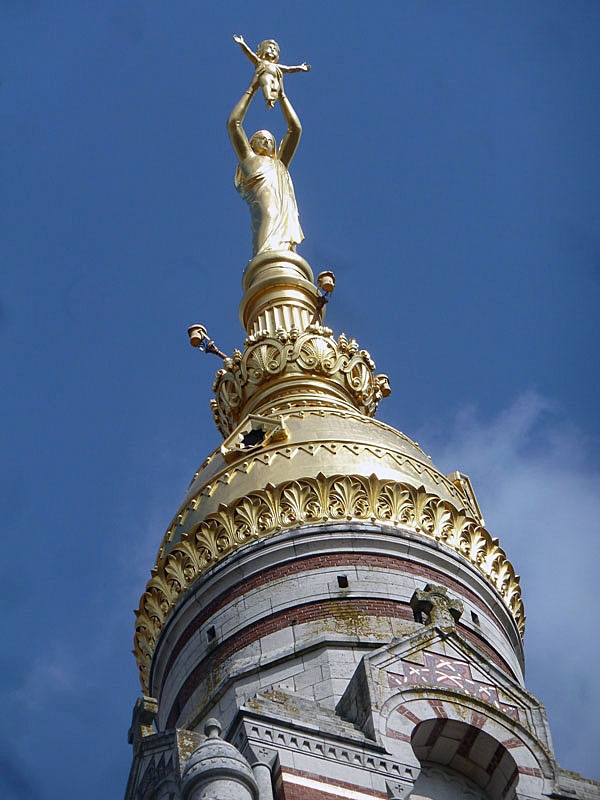 La basilique Notre Dame de Brébières : la statue sur le clocher - Albert