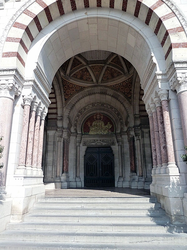 La basilique Notre Dame de Brébières : l'entrée - Albert