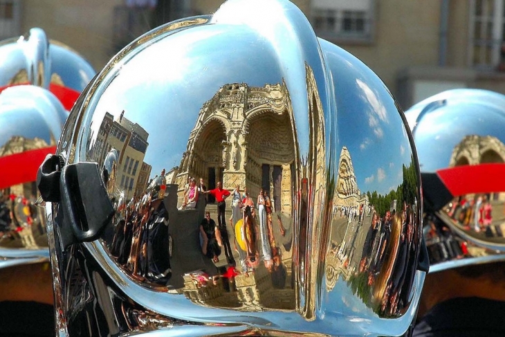 LES POMPIERS DEVANT LA CATHEDRALE - Amiens